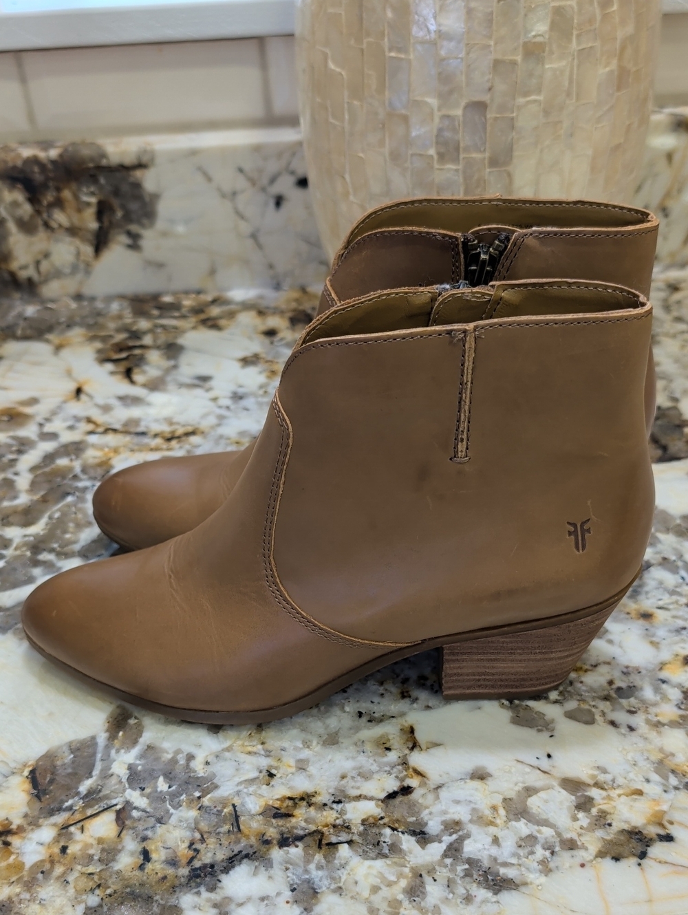 Frye - women’s Jennifer Bootie Wheat brown leather heeled ankle boots size 8.5M - Picture 4 of 12